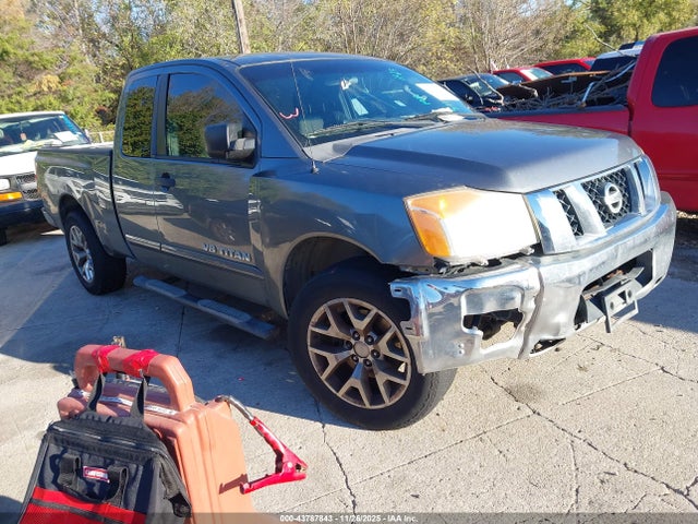2013 NISSAN TITAN SV