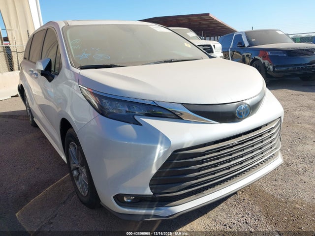 2025 TOYOTA SIENNA XLE