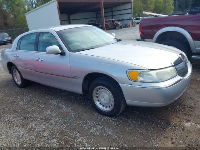 2002 LINCOLN TOWN CAR EXECUTIVE
