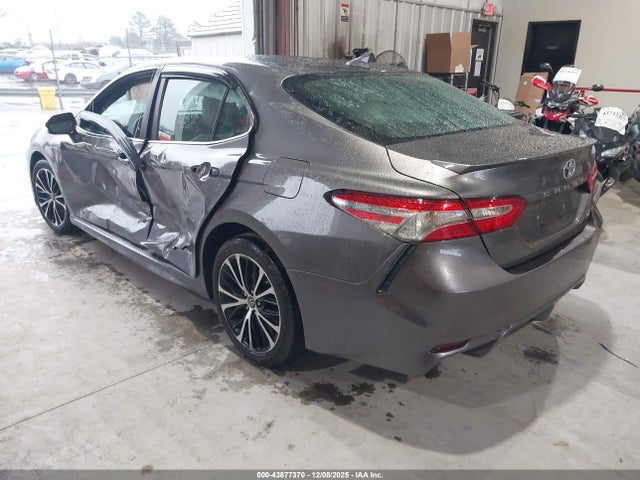 2019 Toyota CAMRY SE photo 3
