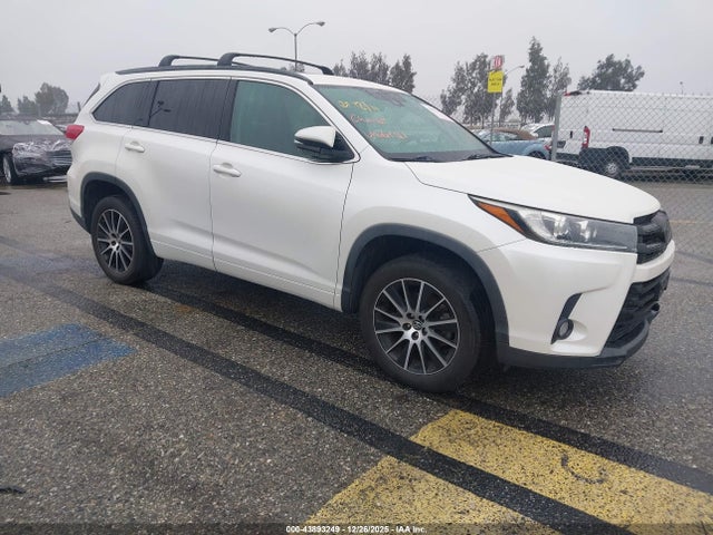 2017 TOYOTA HIGHLANDER SE