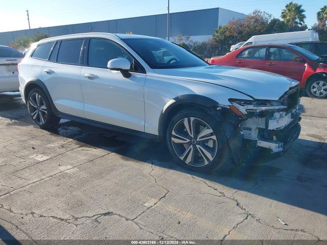 2025 VOLVO V60 B5 PLUS