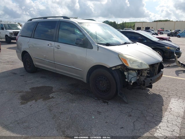 2004 TOYOTA SIENNA LE