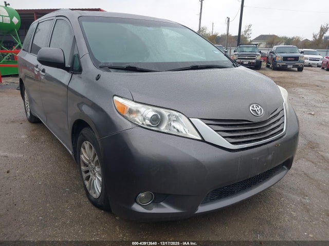 2015 TOYOTA SIENNA XLE 8 PASSENGER