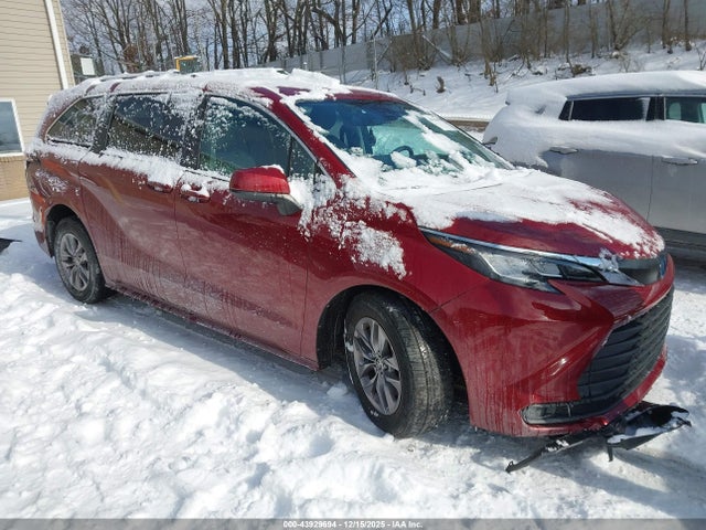 2022 TOYOTA SIENNA LE