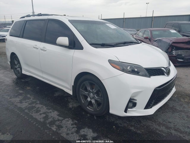 2017 TOYOTA SIENNA SE 8 PASSENGER