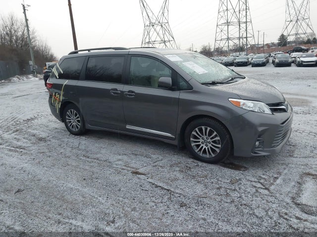 2020 TOYOTA SIENNA XLE