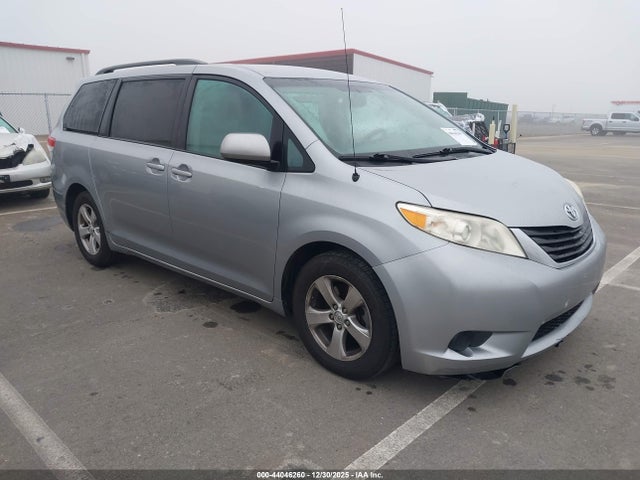 2013 TOYOTA SIENNA LE V6 8 PASSENGER