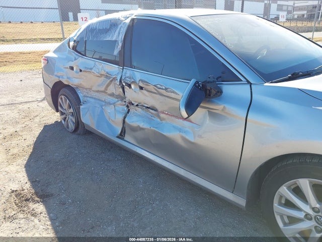 2018 Toyota CAMRY LE photo 6