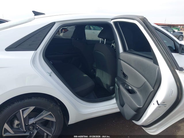 HYUNDAI ELANTRA SEL SPORT - 8