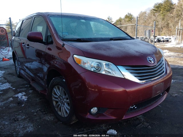 2013 TOYOTA SIENNA XLE V6 8 PASSENGER