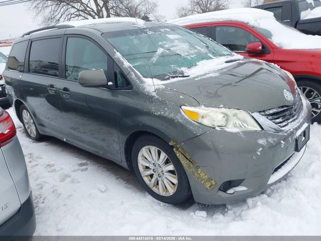 2011 TOYOTA SIENNA LE