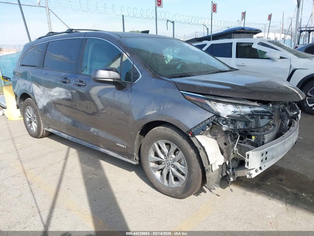 2021 TOYOTA SIENNA LE