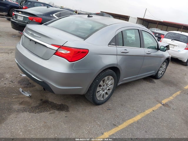 صورة 4 لـ 2014 Chrysler 200 LX