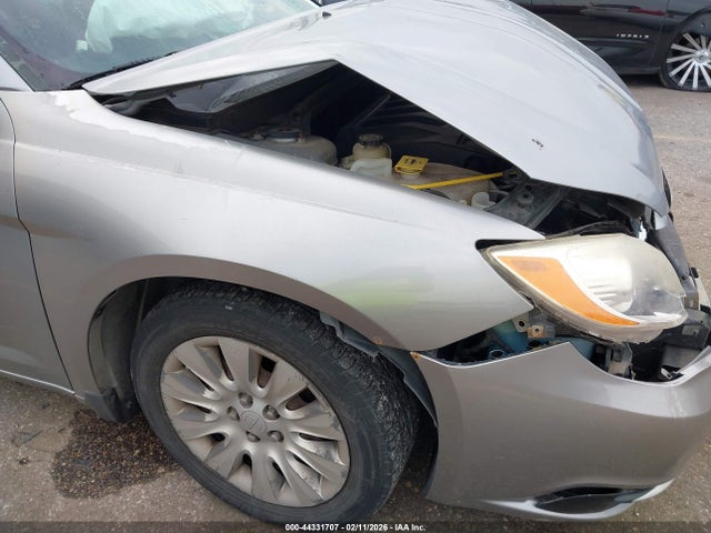 صورة 6 لـ 2014 Chrysler 200 LX