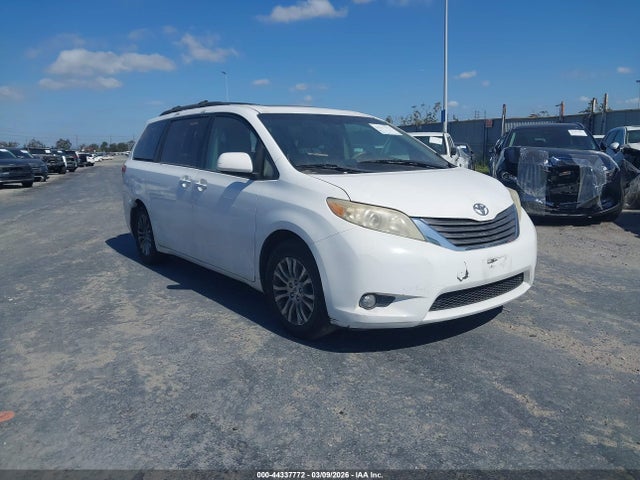 2011 TOYOTA SIENNA XLE V6