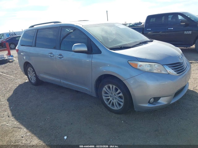 2017 TOYOTA SIENNA XLE 8 PASSENGER