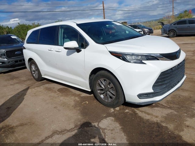 2022 TOYOTA SIENNA LE