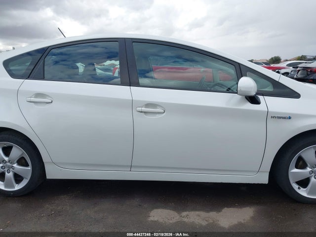 2010 Toyota PRIUS V — миниатюра 13
