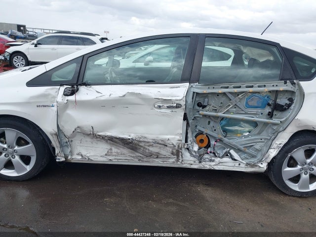 2010 Toyota PRIUS V — миниатюра 14