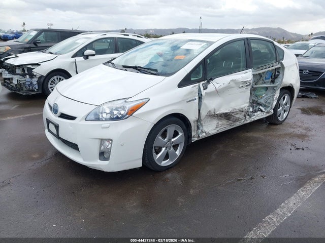 2010 Toyota PRIUS V photo 2