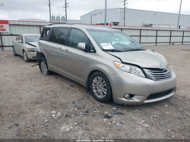 2017 TOYOTA SIENNA XLE 8 PASSENGER