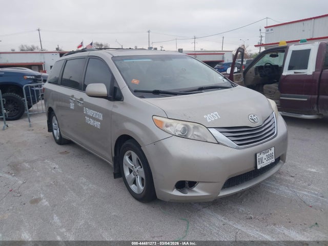 2015 TOYOTA SIENNA XLE 8 PASSENGER