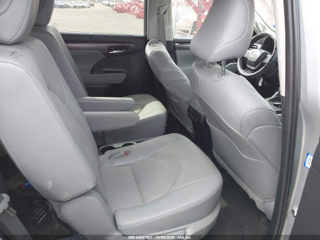 2023 TOYOTA HIGHLANDER PLATINUM 8