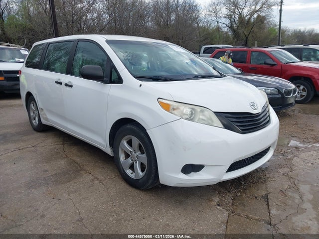 2011 TOYOTA SIENNA 