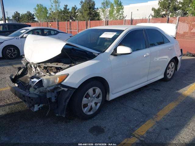 2014 Toyota CAMRY SE photo 2