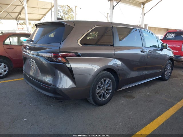 2023 TOYOTA SIENNA LE 4