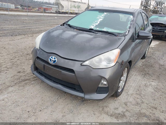 TOYOTA PRIUS C - 6