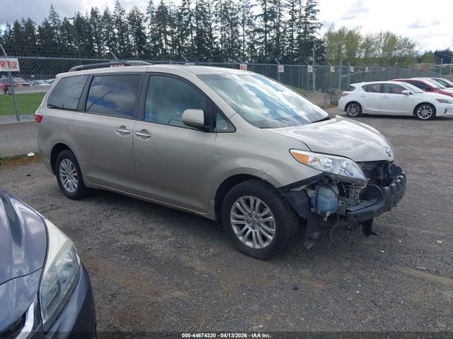 2015 TOYOTA SIENNA XLE 8 PASSENGER