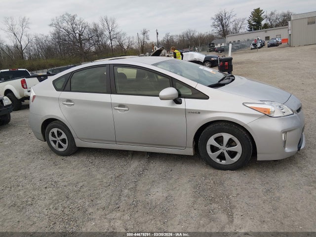 2014 Toyota PRIUS THREE — миниатюра 13