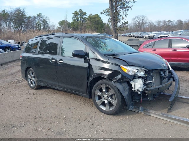 2014 TOYOTA SIENNA SE 8 PASSENGER