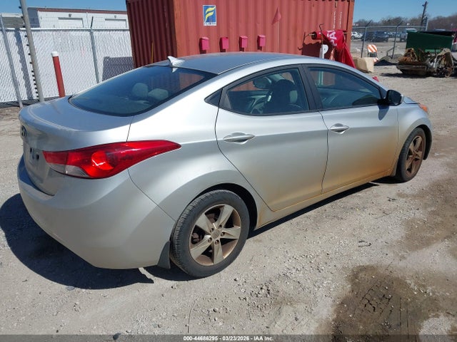 HYUNDAI ELANTRA GLS - 4