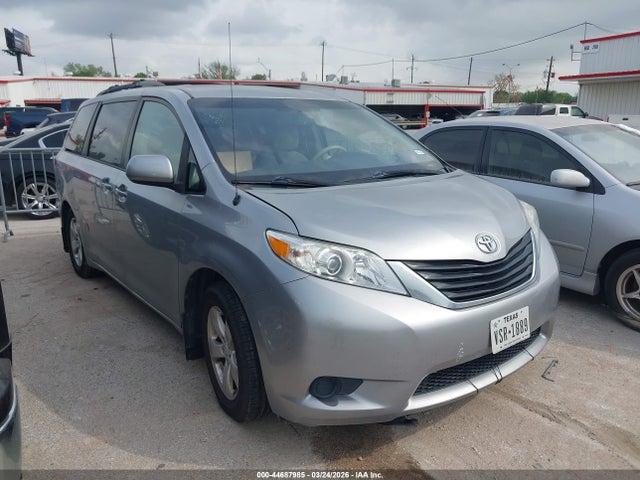 2014 TOYOTA SIENNA LE V6 8 PASSENGER