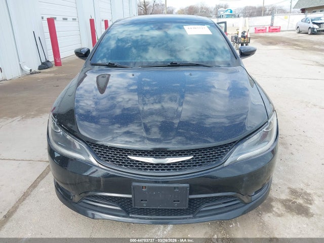 2015 Chrysler 200 S — миниатюра 12