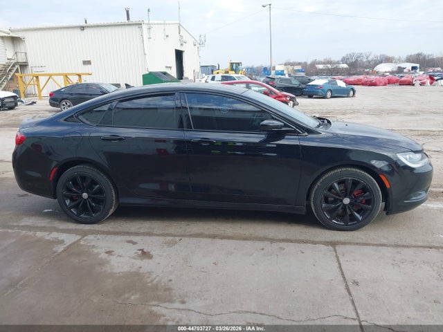 2015 Chrysler 200 S — миниатюра 13