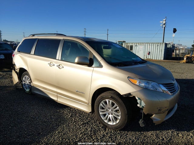 TOYOTA SIENNA - 1