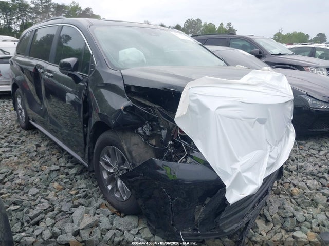 2025 TOYOTA SIENNA XLE