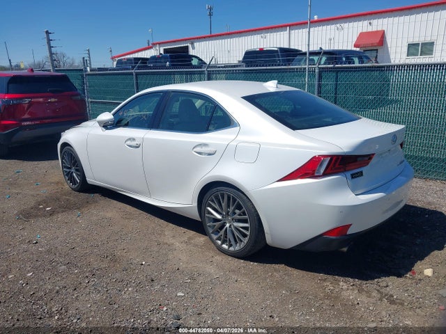 2016 Lexus IS 300 — фото 3