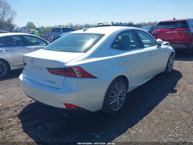 2016 Lexus IS 300 — фото 4
