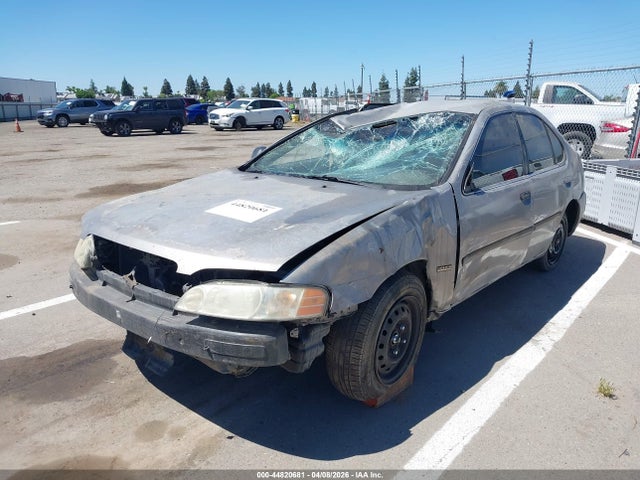 2001 Nissan ALTIMA GXE photo 2