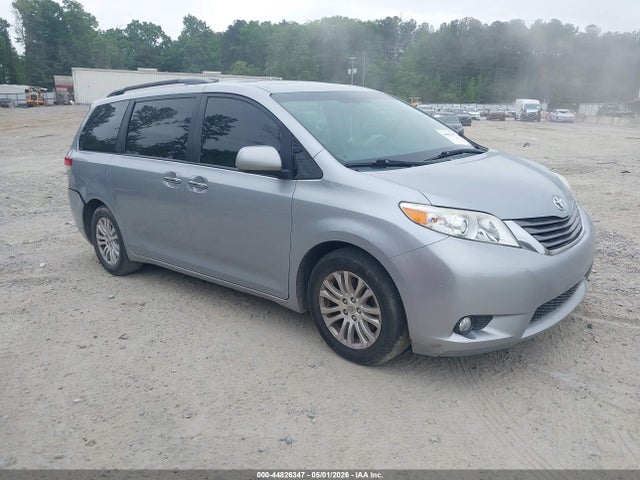 2014 TOYOTA SIENNA XLE V6 8 PASSENGER