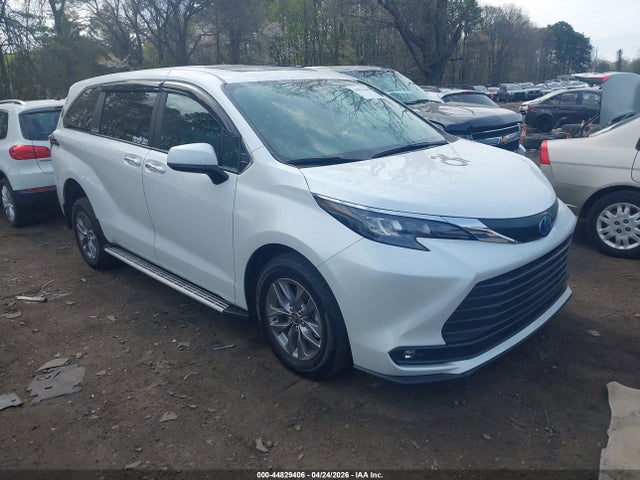 2025 TOYOTA SIENNA XLE 8 PASSENGER