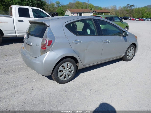 TOYOTA PRIUS C - 4