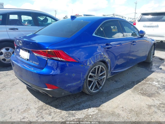 2017 Lexus IS 300 — фото 4