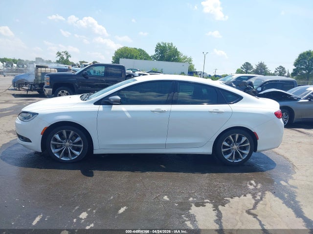 2015 Chrysler 200 S — миниатюра 14