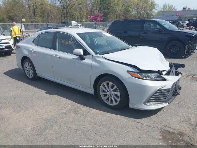 2022 Toyota CAMRY LE photo 1